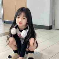 Layla ( petite sœur de Julia)