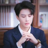 He Jianqi (kakak pertama)