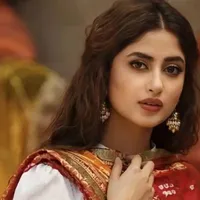 FL– Rashi Kundra