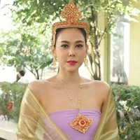 อัญญานางทองจันทร์มหาเทวี(ฝ่ายขวา)