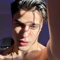 Isaac (amigo de Derek e sócio)
