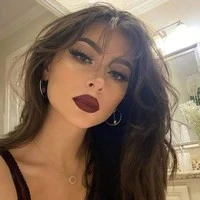 Alice  (lice)25 anos esposa  de Léo