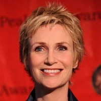 JANE LYNCH (TREINADORA DAS CHEERLEADERS)