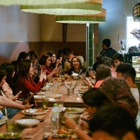 Les gens au restaurant