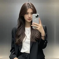 พี่พลอย (หัวหน้าแผนก)