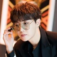 JUNG HASEOK/J-HOPE(27TAHUN/SUAMI/DOSEN)