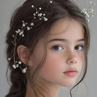 Elara Moonstone ( Fl younger sis twin 1)