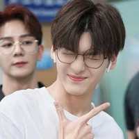 ธีร์😏(พี่ชายน.อ.2)