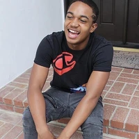 LÉO ami  de siarra  et frère de gina