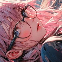 Olivia (avec des lunettes)