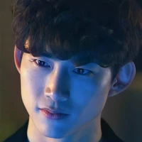 Taec-yeon (right hand)