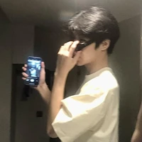 por 👑