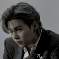 Min Yoongi ( right hand of Teahyung)