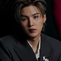 Min Yoongi/ CEO / cousin of JK /DÀ