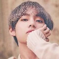 Kookie (jongkok)