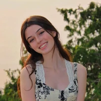 The Female Lead: Chloe Thorne (Age 23)