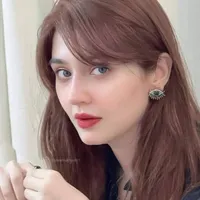 Noor (best friend of fl)