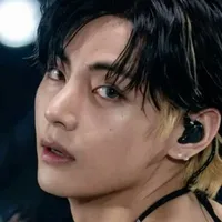 Kim Taehyung (19)