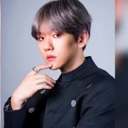 baechyun (tangan kanan lisa/jaga markas)