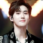 suho (tangan kanan lisa/jaga markas)