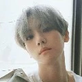 BAEKHYUN (kk angkat Lisa+tangan kanan)