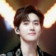 SUHO(ABANG ANGKAT LISA)