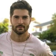 Christopher(Pai adotivo de Alexis)