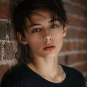 Nick Falcón( hermano de Lili)(8)