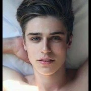 Liam Vasquez (21) amigo de los chicos