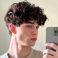 Emiliano Evenson (Hermano de Elisa)