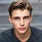 Derek ( novio de Corina )