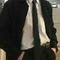 orang berbaju hitam