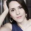 Nina Lodge ( mamá de Scarlett)