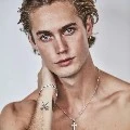 Andrew De