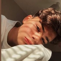 Carlos(18)(hermanastro)