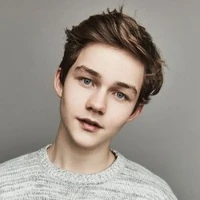 Nicolas(17)(hermanastro)