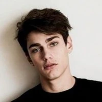 Bruno(19)(amigo de hermanastros)