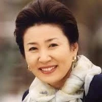 Sra. Jung Hanna ( avó de Wooyoung)