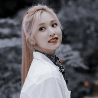 Raisa Leroy(asisten dekan)