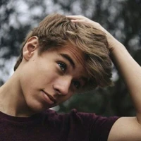 James Flynn [Novio de Ángela]