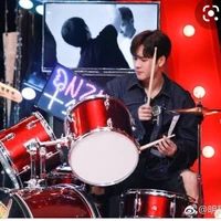 รุ่นพี่ เต มือกลอง