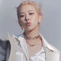 𝐑𝐎𝐒𝐈𝐄 -