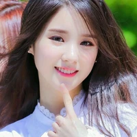 Tiara Widya Carlos (adik tiri Clara)
