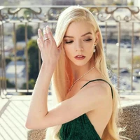 เเอลลี่(นักเเสดง)