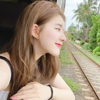คนเขียน《พลอยใส》