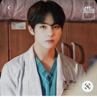 Kim TaeHyung ( Chefe da Cirurgia)