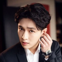 Lay (dekan+tangan kanan sehun)