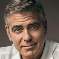 James Walton ( papá de A y  E)