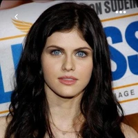 Alejandra ( hermana de Adrián)