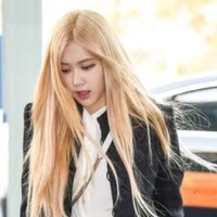 Roseanne queen(kakak ke 1 jenifer)